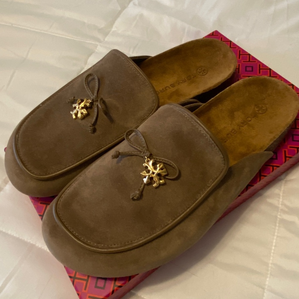New In Box Tory Burch Tory Charm Mule
